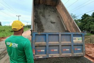 Obra de drenagem do Deracre libera trecho da Rodovia AC-10 em Porto Acre
