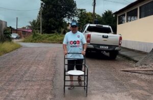 Vereador Almir Andrade contempla mais de 80 famílias com cadeiras de banho