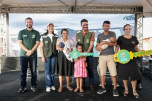 Governador e vice entregam 80 casas do populares na Cidade do Povo