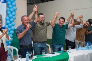 Em Acrelândia, Alan Rick puxa oração por Bolsonaro, pede fé no Acre e destaca investimentos no município