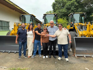 Prefeito Carlinhos do Pelado recebe pá carregadeira viabilizada pelo Ministério da Agricultura e Pecuária com apoio do senador Sérgio Petecão