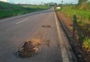 Carro bate em buraco e capota na Estrada do Pacífico após motorista perder o controle Carro bate em buraco e capota na Estrada do Pacífico após motorista perder o controle