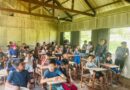 Estado entrega merenda escolar e kits para professores e alunos da educação indígena em Tarauacá