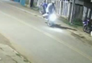 Câmera de segurança registra tombo de jovem após empinar motocicleta em Xapuri
