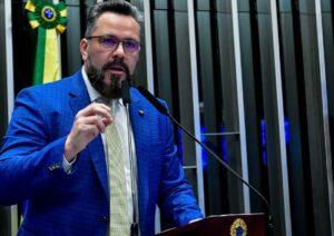 Senador Alan Rick cobra soluções do INEP para falhas na prova prática do Revalida 2025
