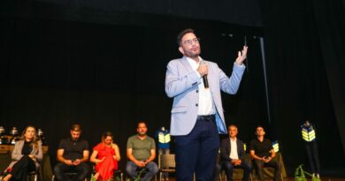 Governador entrega CNHs, coletes e capacetes para motociclistas em Cruzeiro do Sul