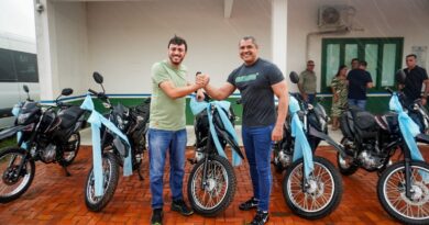 Coronel Ulysses reforça saúde de Acrelândia com entrega de motos adquiridas por emenda parlamentar Coronel Ulysses reforça saúde de Acrelândia com entrega de motos adquiridas por emenda parlamentar