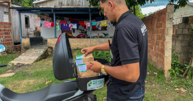 Destaque no Acre: Programa adotado pela Prefeitura de Brasiléia humaniza serviços de saúde com entrega de remédios diretamente no lar de pacientes que não podem se deslocar até a farmácia municipal Destaque no Acre: Programa adotado pela Prefeitura de Brasiléia humaniza serviços de saúde com entrega de remédios diretamente no lar de pacientes que não podem se deslocar até a farmácia municipal