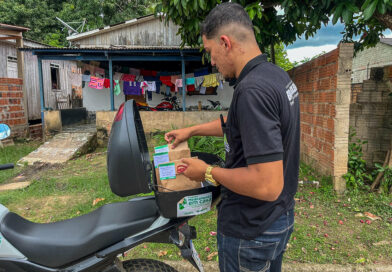 Destaque no Acre: Programa adotado pela Prefeitura de Brasiléia humaniza serviços de saúde com entrega de remédios diretamente no lar de pacientes que não podem se deslocar até a farmácia municipal