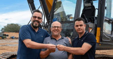 Alan Rick viabiliza entrega de escavadeira hidráulica e fortalece cafeicultura em Mâncio Lima Alan Rick viabiliza entrega de escavadeira hidráulica e fortalece cafeicultura em Mâncio Lima