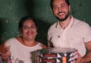 Jarude sobe na garupa de moto e entrega pizzas para vencedora de sorteio Jarude sobe na garupa de moto e entrega pizzas para vencedora de sorteio