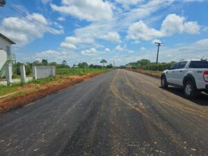 Deracre conclui asfaltamento do Ramal do Adolar, em Sena Madureira