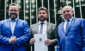 Senador Alan Rick homenageia o acreano Leandro Domingos durante lançamento do selo comemorativo pelos 80 anos da CNC