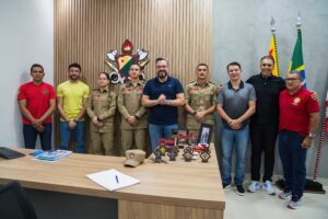 Alan Rick garante policlínica para os Bombeiros e trator para fortalecer a produção rural em Cruzeiro do Sul