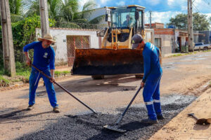 Prefeitura de Brasiléia realiza operação tapa-buracos no Bairro Marcos Galvão 2