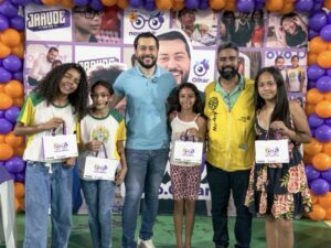 Jarude entrega laudos para crianças autistas e mais de 70 óculos a estudantes na Baixada da Sobral