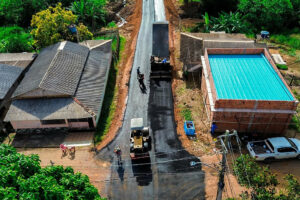 Brasiléia: Após enxurrada, rua de acesso aos bairros Alberto Castro, Eldorado e Samaúma recebe drenagem e pavimentação