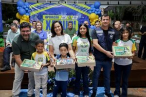 ‘Incentivo para que continuem estudando’, diz governadora Mailza ao autorizar revitalização de escolas e entregar 4,4 mil kits escolares em Xapuri