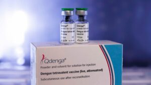 Vacina contra dengue aplicada em adolescentes de 10 a 14 anos não é a mesma que teve uso suspenso pelo Ministério da Saúde