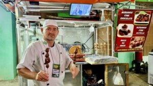 Há 35 anos como ambulante, Fábio Luiz de Oliveira mantém tradição no Arraial Cultural