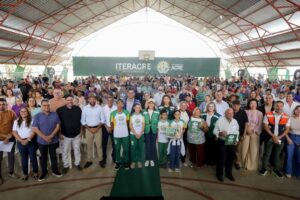 Em Porto Acre, governadora Mailza assina convênio e entrega kits escolares para mais de 5,5 mil estudantes