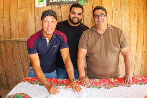 Prefeitura de Brasiléia entrega trator agrícola para comunidade rural e anuncia piçarramento de ramal