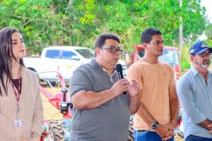 Prefeito Carlinhos do Pelado entrega implementos agrícolas que vai beneficiar mais de 100 famílias no Polo Wilson Pinheiro
